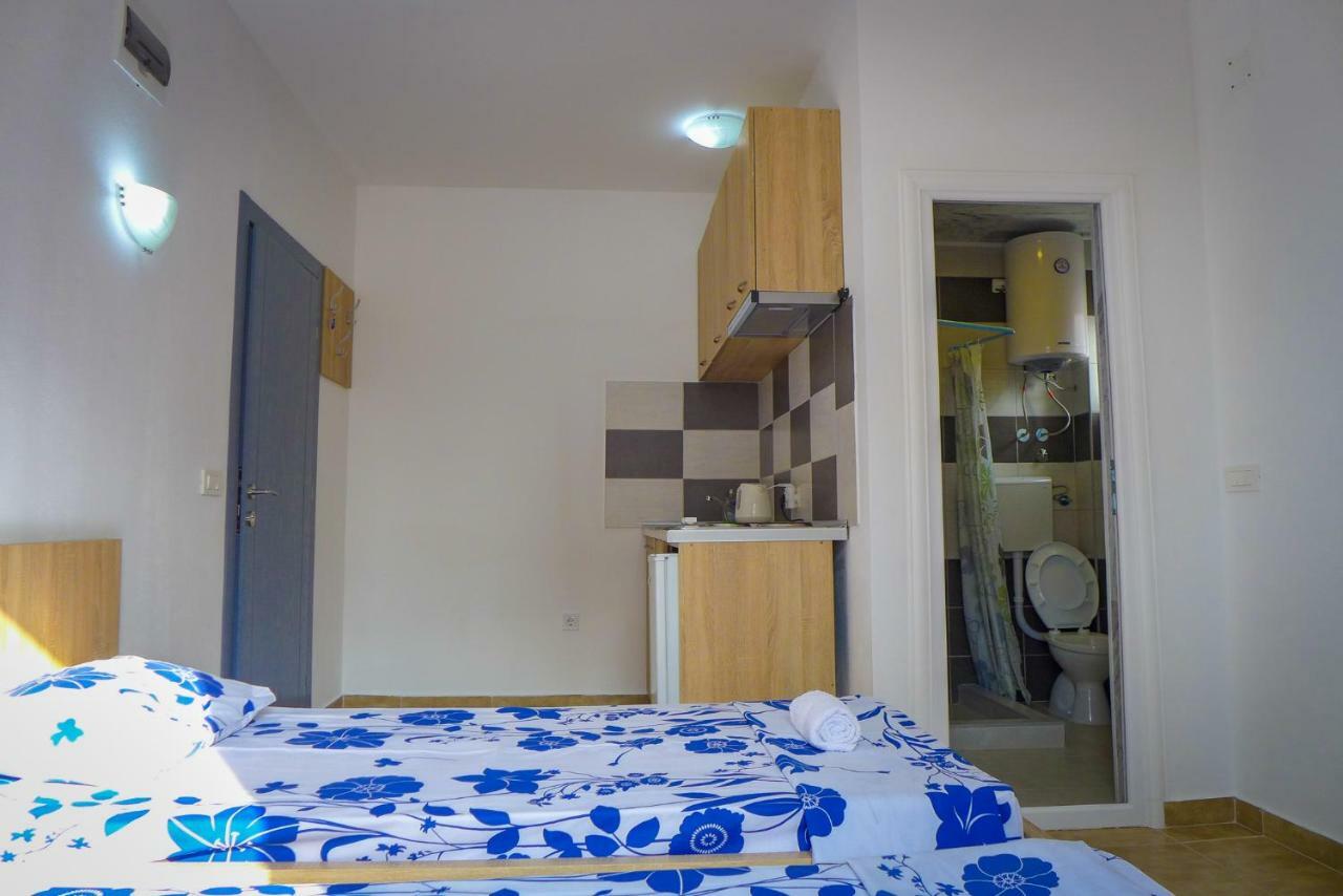 Alise Apartment Bar Bagian luar foto