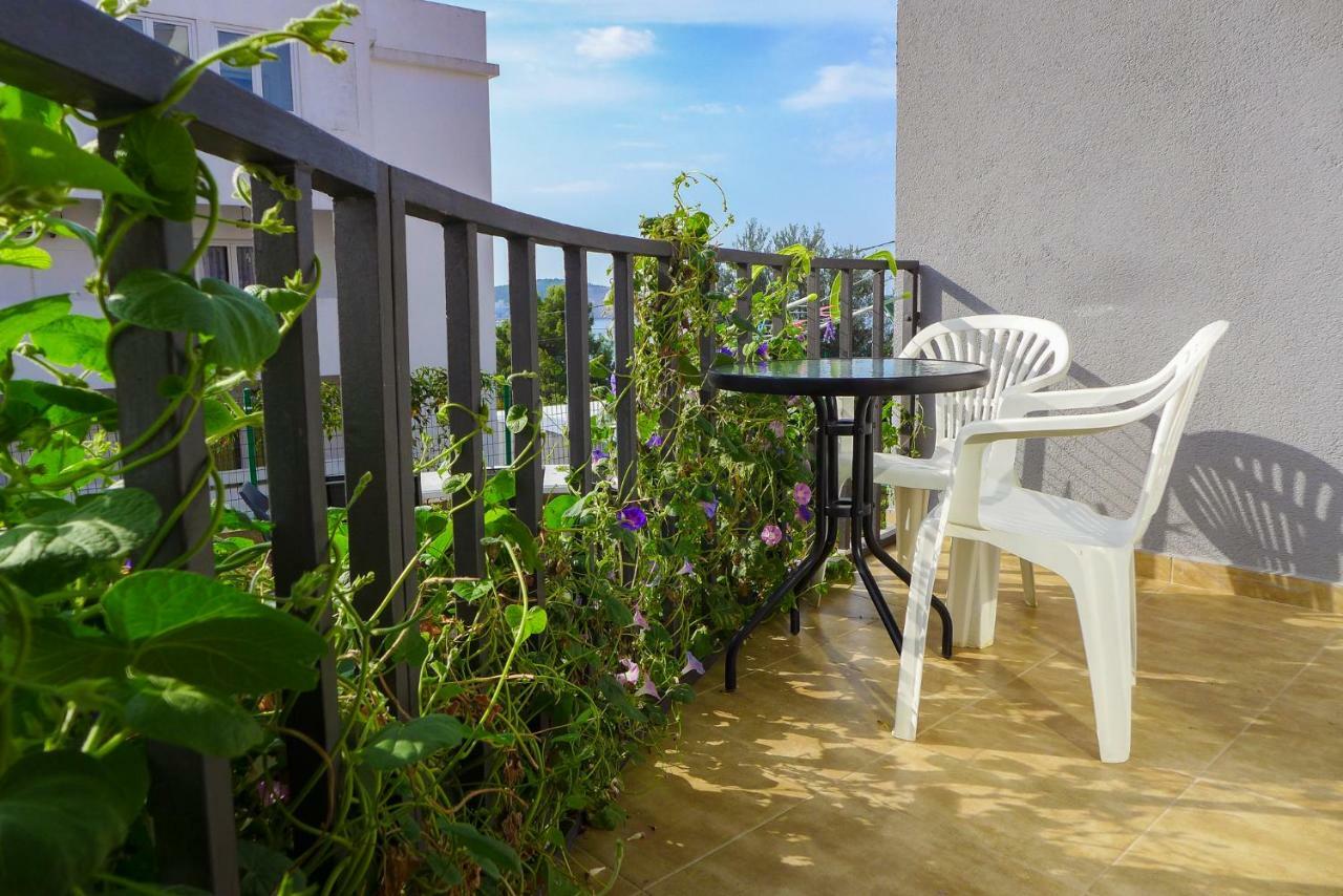 Alise Apartment Bar Bagian luar foto